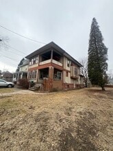 Building Photo - 1605-1605 N Linn St