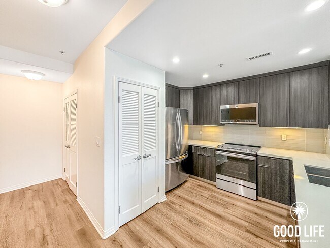Foto del edificio - Luminous 3BD/2BA Corner Unit in Little Italy with City Views, W/D & Private Balcony