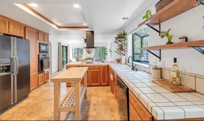 Foto del edificio - 22689 Cedar Pines Ave