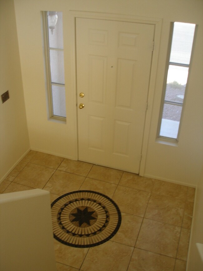 Foto del edificio - LARGE SPLIT LEVEL 2 BEDROOM, 2.5 BATH IN S...