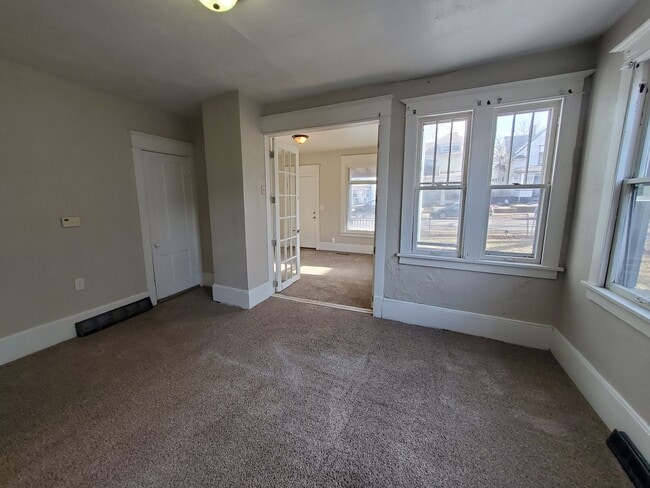 Building Photo - 2 Bedroom House in Rock Island