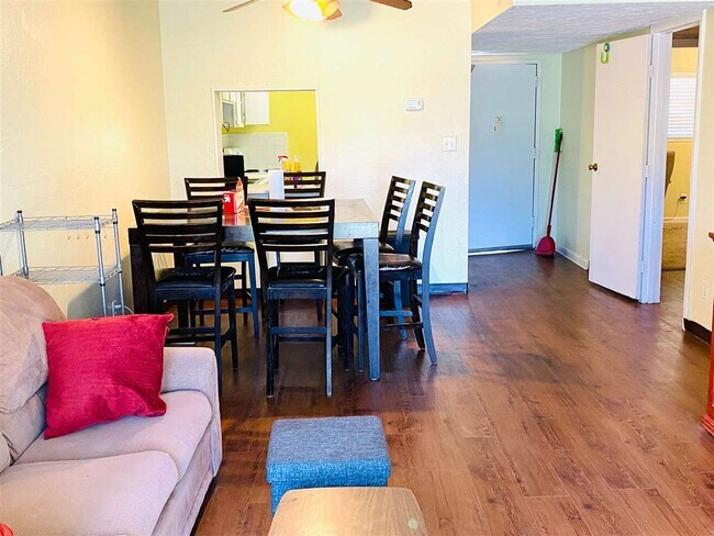 Foto del edificio - 2731 Blairstone Ct