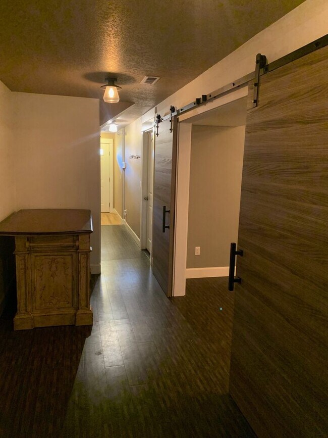 Foto del edificio - $2,695 - Three Bedrooms, Two & a Half Bath...