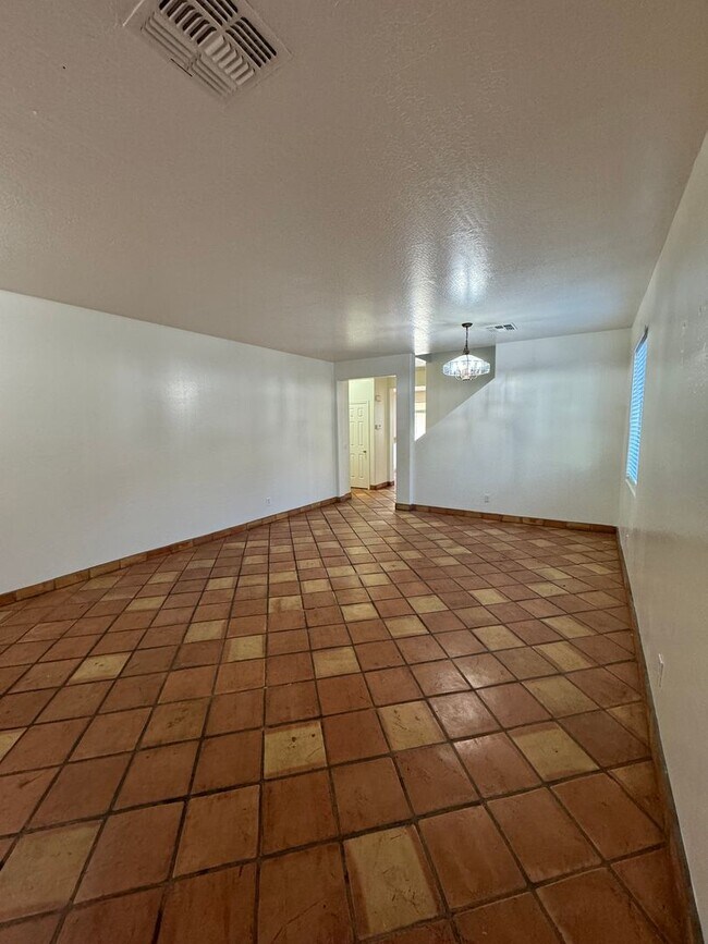 Foto del edificio - Large 4 bedroom house- Laveen