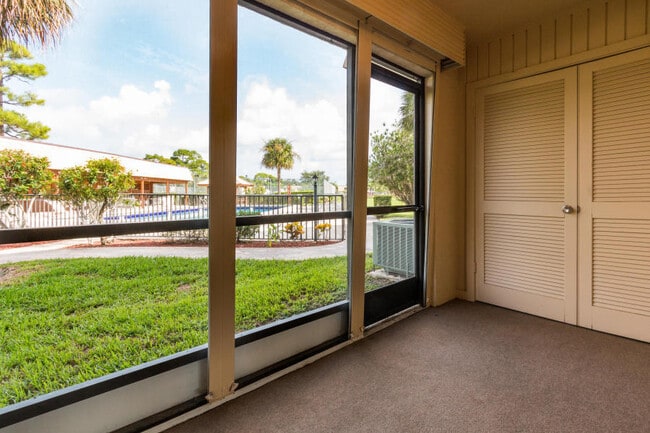 Building Photo - 4661 Oak Terrace Dr