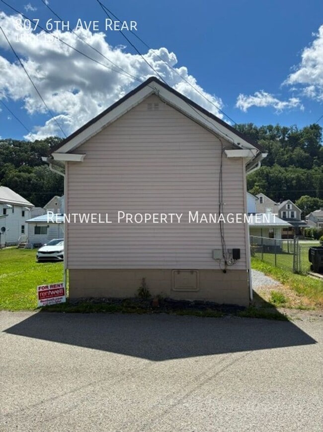 Building Photo - 807 6th Ave