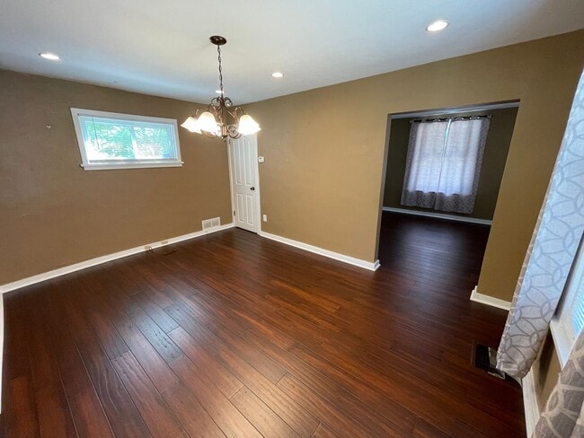 Building Photo - Charming 2BR Home with Large Yard & Porch in Mount Washington