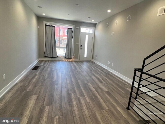 Building Photo - 1427 S 49th St