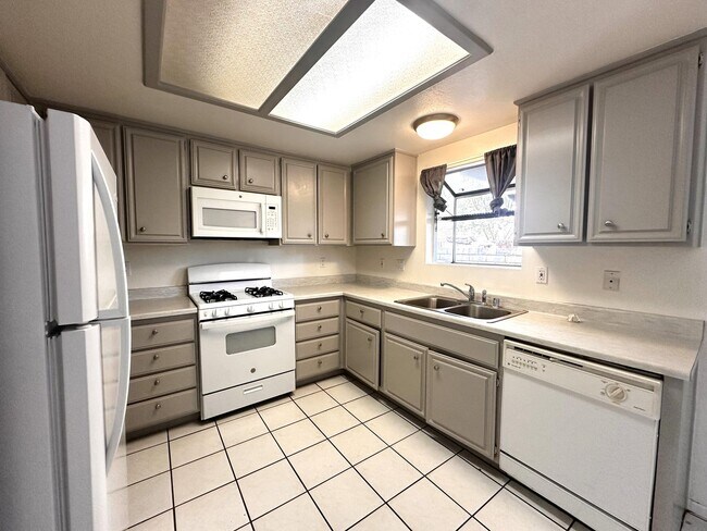 Foto del edificio - AVAILABLE NOW!! 2 BEDROOM 2 BATHROOM APART...