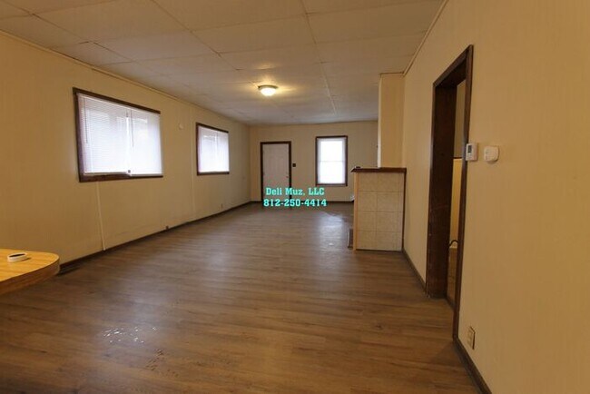 Building Photo - Great 2 Bed, 2 Bath Downstairs in Duplex -...