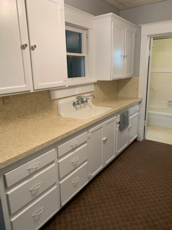 Kitchen - 310 East Ave S