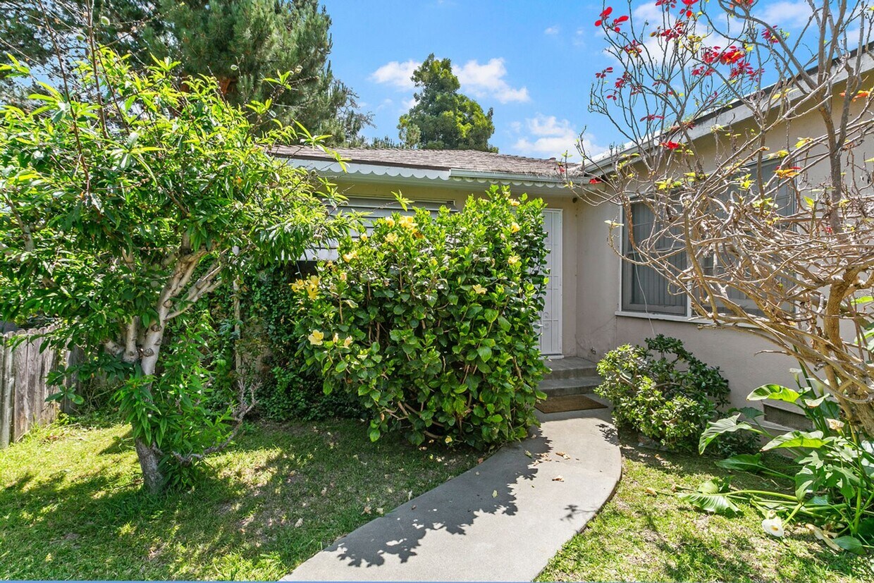 Primary Photo - Cozy 2 Bed 1 Bath Santa Ana Home