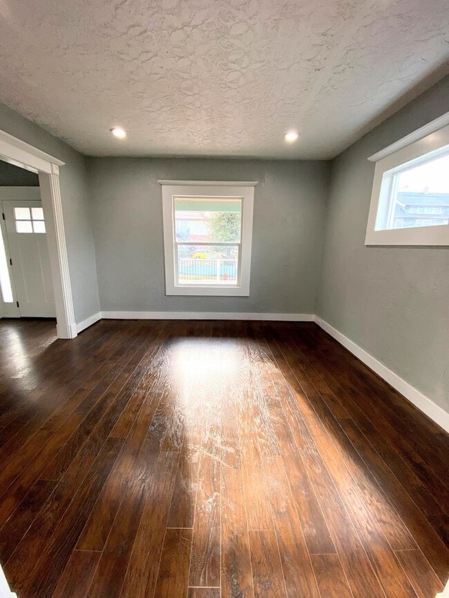 Building Photo - Beautifully 5 Bed, 2 Bath Craftsman House ...