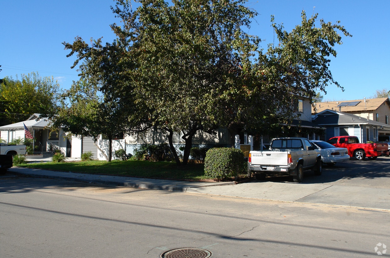 Primary Photo - 127 W Kalmia St