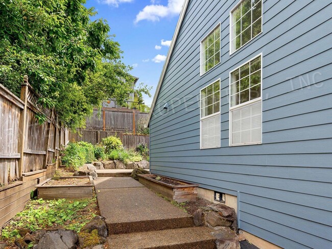 Foto del edificio - 4+ Bedroom Tigard Home With a Beautiful Vi...