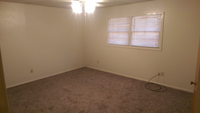 Building Photo - Cute & Quaint Duplex Located Across from A...