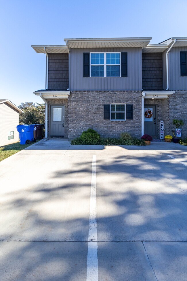 Building Photo - 906 Warrior Hill Dr