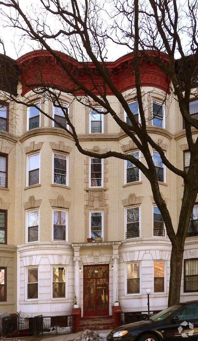 Building Photo - 662 Madison St