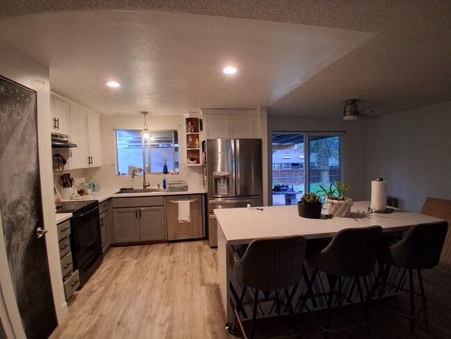 Building Photo - 346 NW Dory Dr