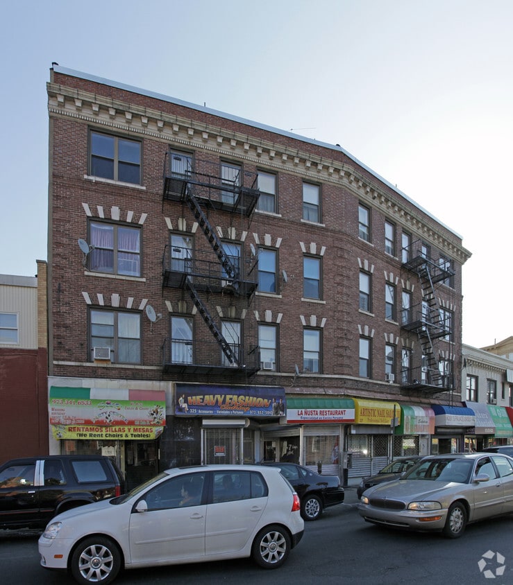 Primary Photo - 323-327 Main St
