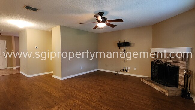 Building Photo - 2604 Bandera Pl