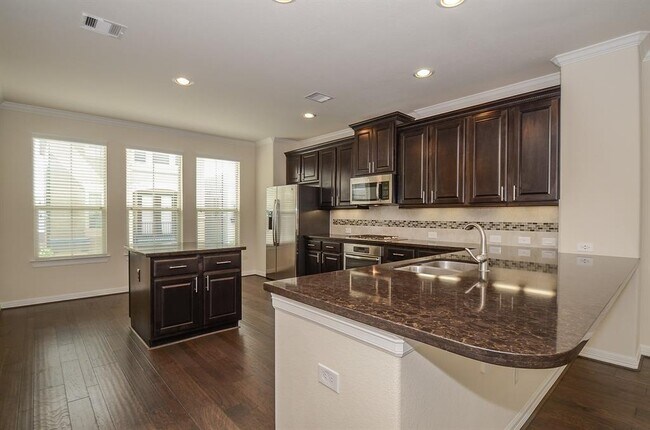Building Photo - 10015 Spring Shadows Park Cir