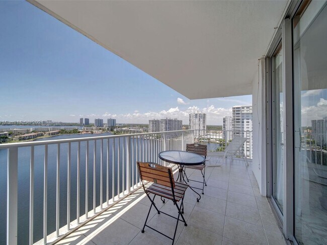 Foto del edificio - 2851 NE 183rd St