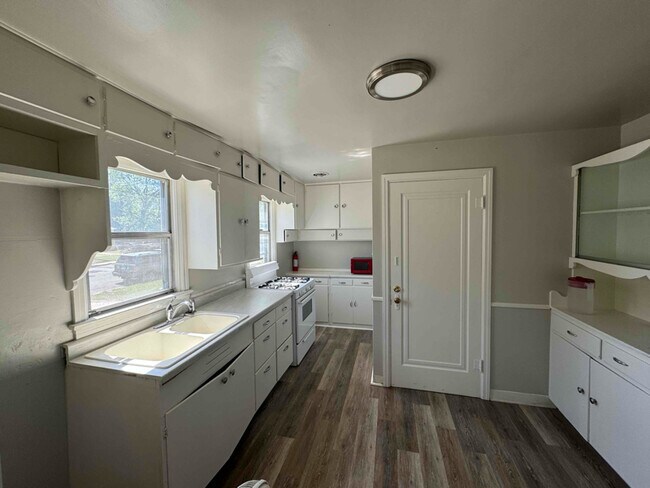 Building Photo - 1617 6th Ave