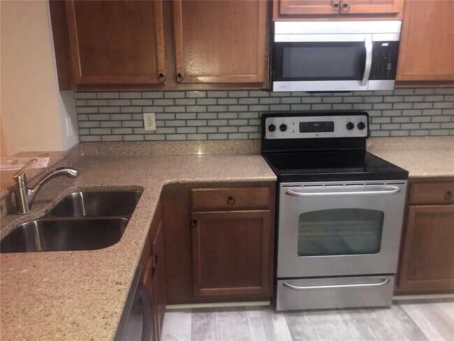 Foto del edificio - 4041 Crockers Lake Blvd