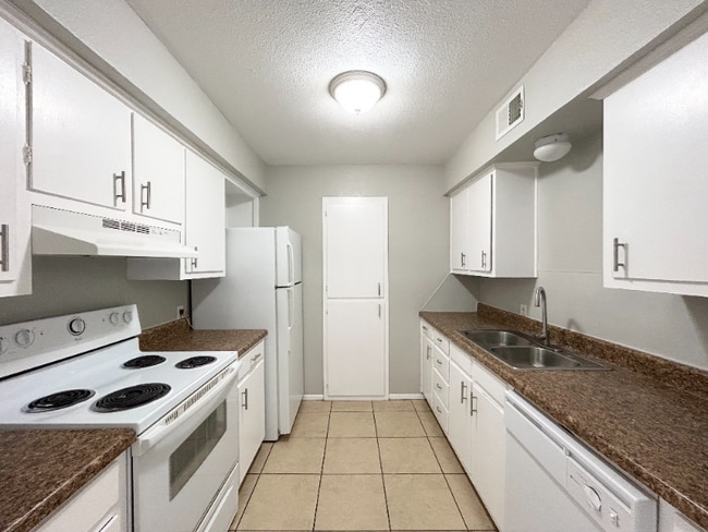 Building Photo - 3805 Englewood Cir