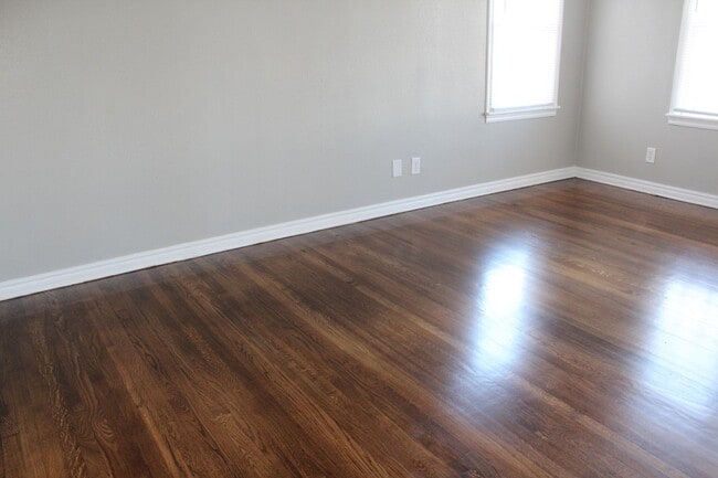Building Photo - 2 bed, 2 Living areas! Close to Tinker