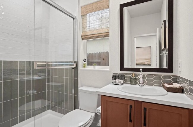 Foto del edificio - WOW!  Former Roseville Model Home 4/3 + SOLAR!  Please read entire ad for viewings!