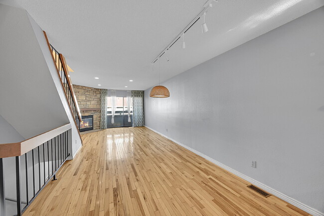 Foto del edificio - $2,400 - 2-Bed, 1.5-Bath Townhome in Lakewood Updated Throughout, With Garage + AC, Near Bear Cre...