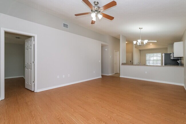 Foto del edificio - 11027 Kenmore Dr