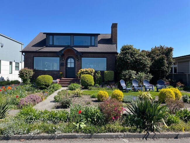 Foto del edificio - Spectacular Furnished Water Front Home on ...