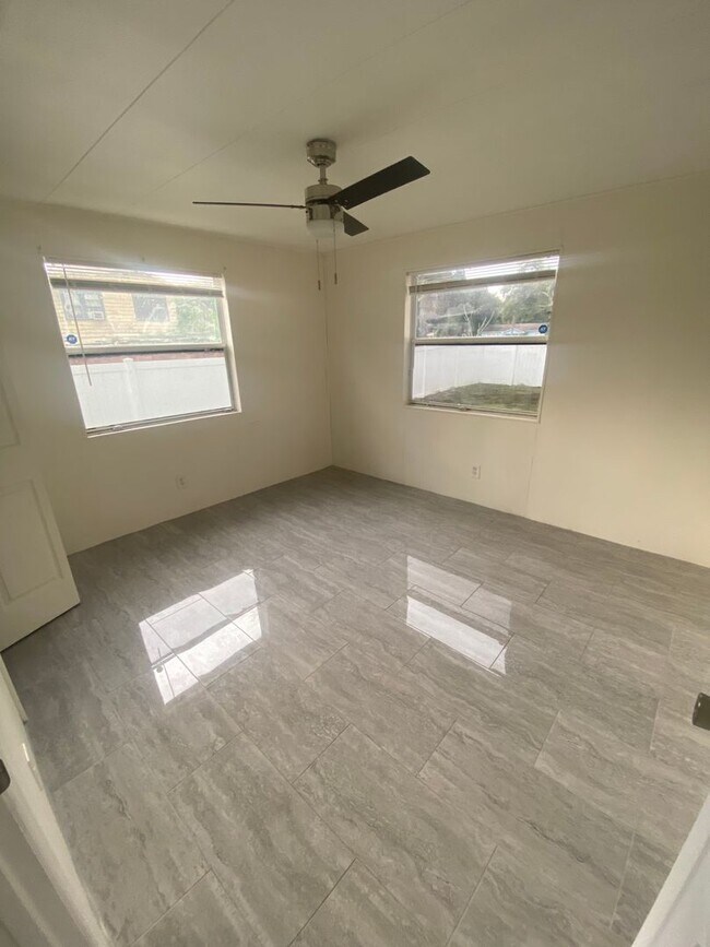 Foto del edificio - 3 bed, 1 Bath St. Petersburg FL