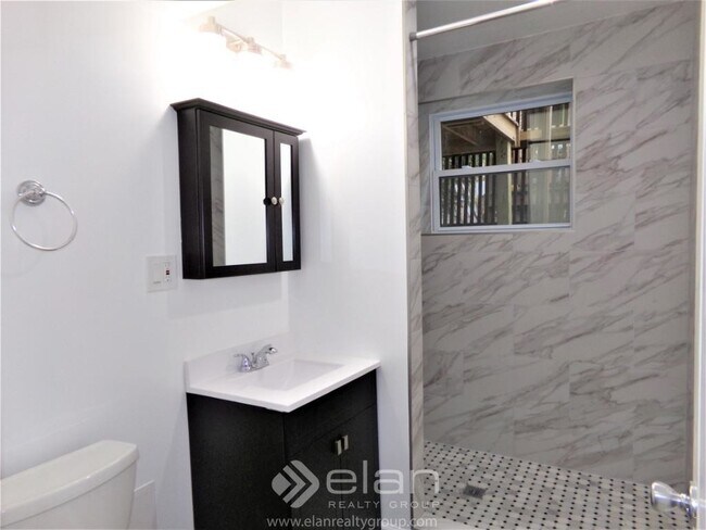 Foto del edificio - 726 W Roscoe St