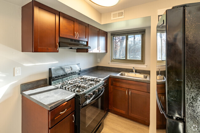 1BR, 1 BA - 566SF - Cocina - Oakview Apartments