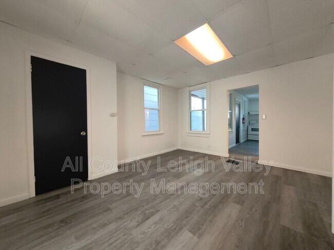 Building Photo - 137 S 12th St