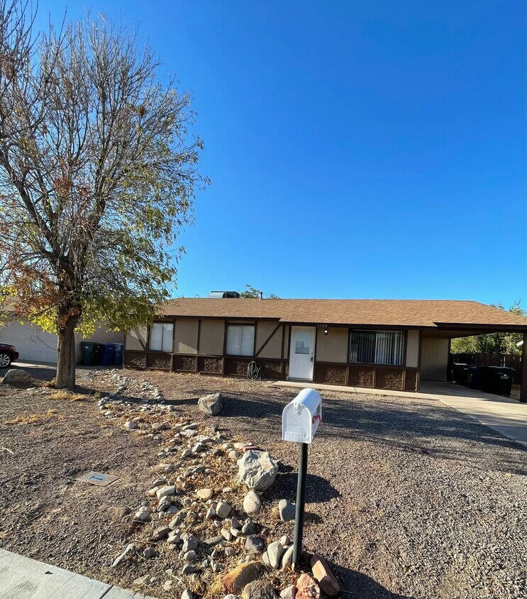 Foto principal - 3748 E Sweetwater Ave