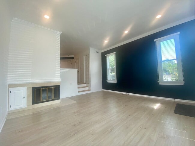Building Photo - Updated 2 Bedroom Townhome Close to Vandy ...