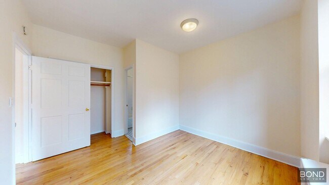 Foto del edificio - 305 W 45th St