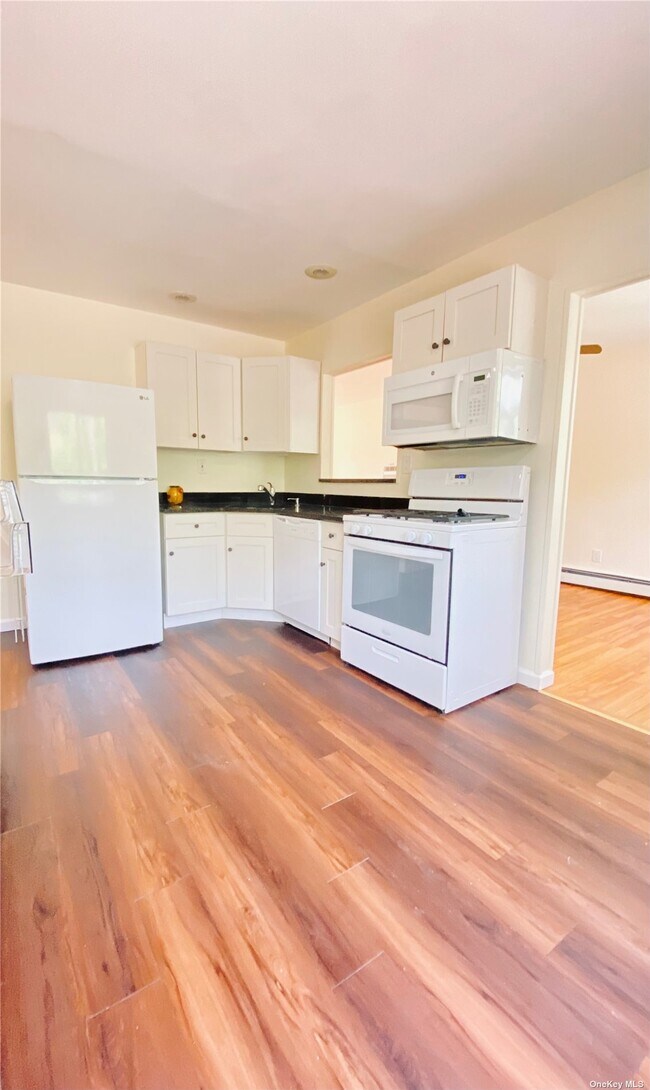 Building Photo - 15 Montauk Pl