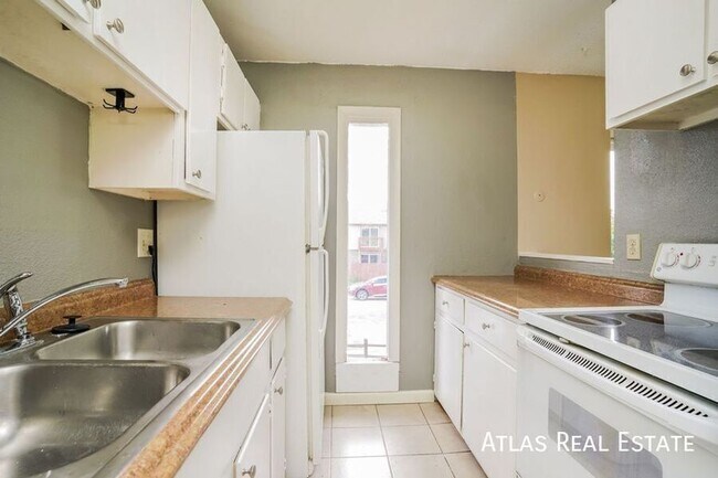 Foto del edificio - 4245 Loomis Ave