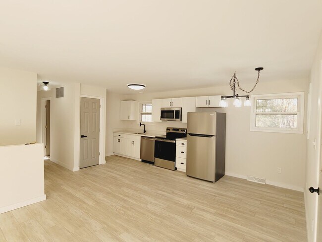 Foto del edificio - Three Bedroom Ranch Style House in Madison Heights