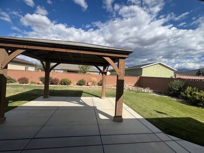 Building Photo - Beautiful Custom Home!
