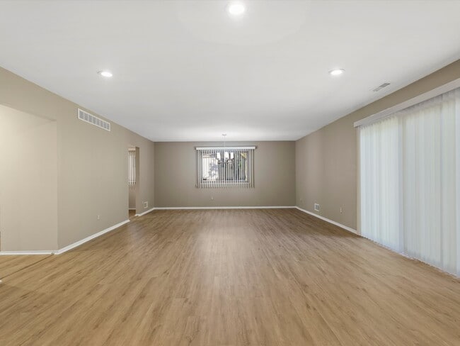 Building Photo - 26656 Farmbrook Villa Dr