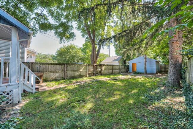 Building Photo - 906 S Champion Ave