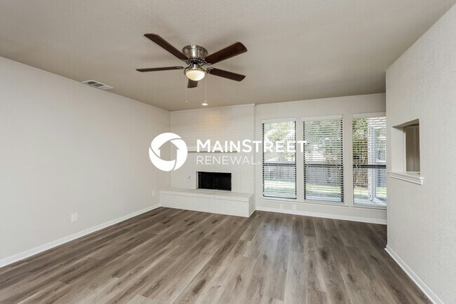 Building Photo - 3 Bedroom Pet-Friendly Home in Mesquite, TX with Main Street Renewal