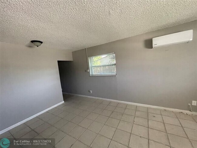 Building Photo - 2301 NW 23rd Ln
